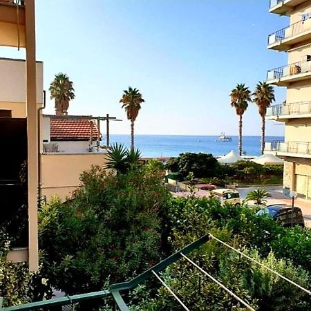 Raffaello Beach Apartment - 50 M From The Sea - Wifi Savona Luaran gambar