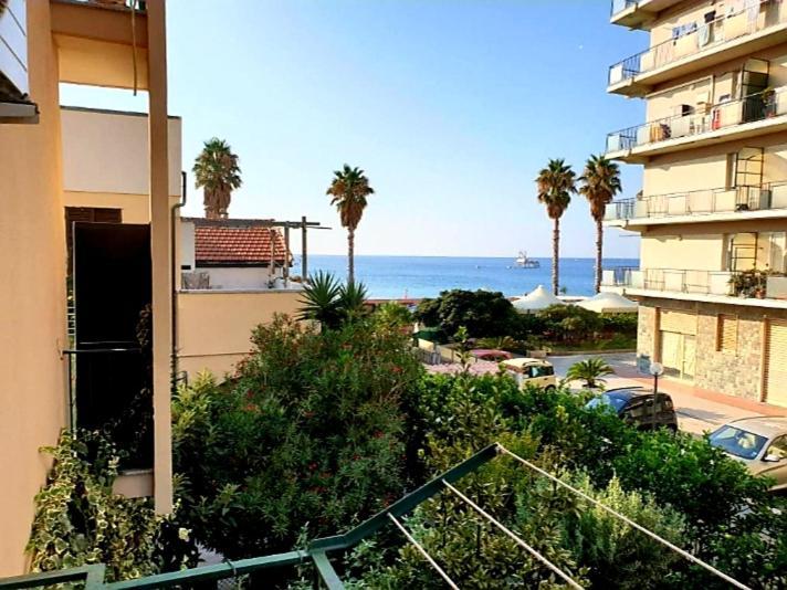 Raffaello Beach Apartment - 50 M From The Sea - Wifi Savona Luaran gambar